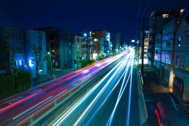 Tokyo 'da şehir merkezinde gece trafiği sıkışık.