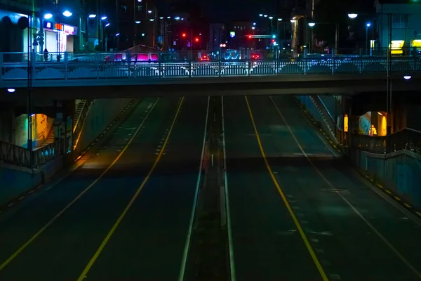 Un atasco de tráfico nocturno en la calle del centro de Tokio. — Foto de Stock