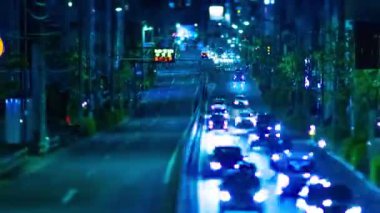 Tokyo yakınlarındaki şehir merkezindeki küçük trafik sıkışıklığının gece zamanı.