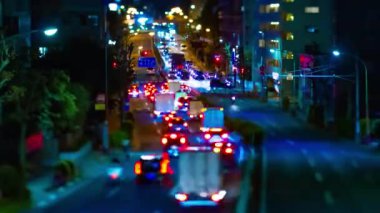 Tokyo şehir merkezindeki minyatür trafik sıkışıklığının gece zamanı.