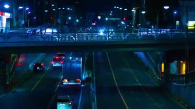 Tokyo 'nun şehir merkezindeki trafik sıkışıklığının gece zamanı.