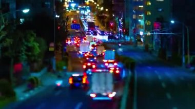 Tokyo tilt şehir merkezindeki minyatür trafik sıkışıklığının gece zamanı.