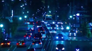 Tokyo 'nun şehir merkezindeki trafik sıkışıklığının gece zamanı.