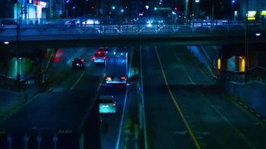 Tokyo 'nun şehir merkezindeki trafik sıkışıklığının gece vakti.