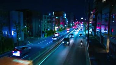 Tokyo 'daki şehir merkezindeki trafik sıkışıklığının gece görüntüsü.