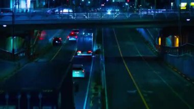 Tokyo 'nun şehir merkezindeki trafik sıkışıklığının gece zamanı.