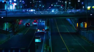 Tokyo 'nun şehir merkezindeki trafik sıkışıklığının gece zamanı.