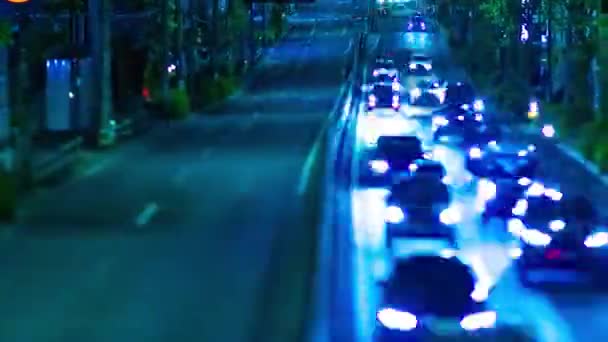 Een avond timeapse van de miniature file bij de benedenstad straat in Tokio panning — Stockvideo