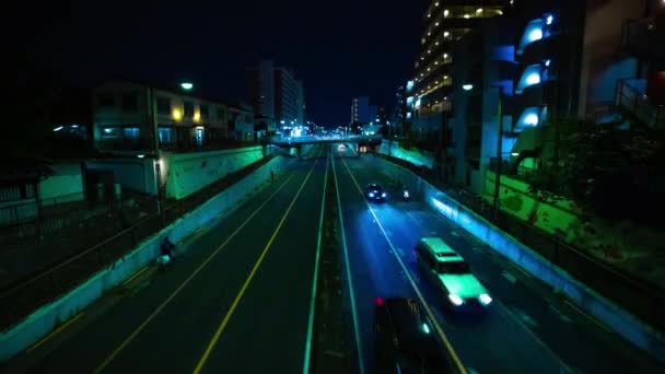 Een avond tijdsspanne van de file op de benedenstad straat in Tokio brede schot kantelen — Stockvideo