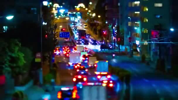 Noční čas miniaturní dopravní zácpy na ulici v centru Tokia zoom — Stock video