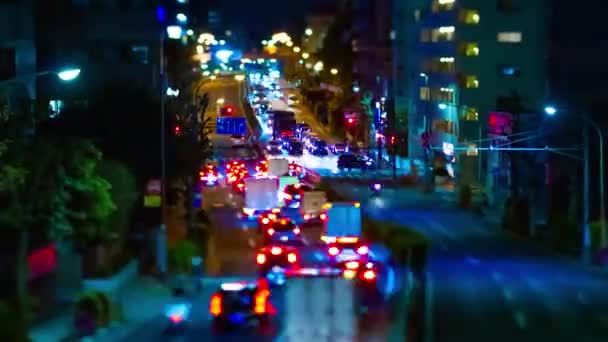 Nocny timelapse miniaturowego korka na śródmieściu ulicy w Tokio zoom — Wideo stockowe