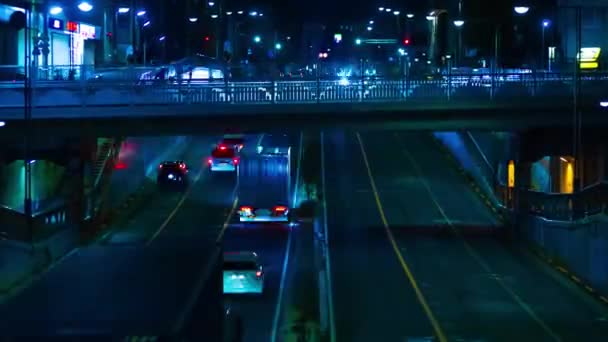 Sebuah malam tiLapse kemacetan lalu lintas di jalan pusat kota di Tokyo lama ditembak zoom — Stok Video