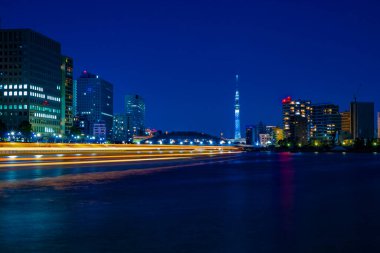 Şehir merkezindeki nehirde gece vakti. Koutou-ku Tokyo Japonya - 01.13.2019: Tokyo 'da ünlü bir nehirdir. Kamera: Canon EOS 5D işaret 4