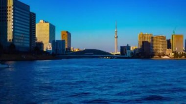 Şehir merkezindeki nehirde gün batımı gündüz. Koutou-ku Tokyo Japonya - 01.13.2019 : Tokyo'da ünlü bir nehirdir. kamera : Canon Eos 5d mark4