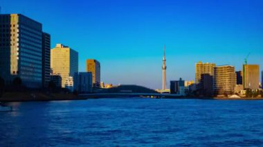 Şehir merkezindeki nehirde gün batımı gündüz. Koutou-ku Tokyo Japonya - 01.13.2019 : Tokyo'da ünlü bir nehirdir. kamera : Canon Eos 5d mark4