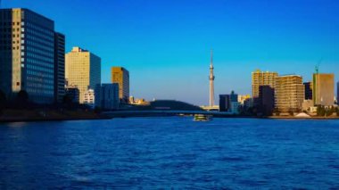 Şehir merkezindeki nehirde gün batımı gündüz. Koutou-ku Tokyo Japonya - 01.13.2019 : Tokyo'da ünlü bir nehirdir. kamera : Canon Eos 5d mark4