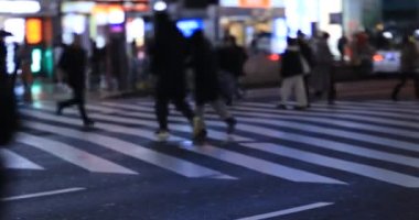 Yağmurlu bir günde, el kamerasıyla insanları dolaştırmak. Shinjuku Bölgesi Tokyo - 01.09.2020: Geçiş yapan insanların bacakları.