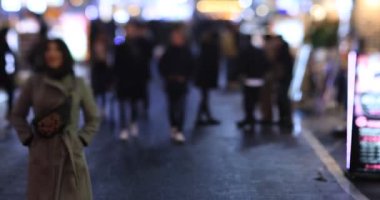 Yağmurlu bir günde, el kamerasıyla insanları dolaştırmak. Shinjuku Bölgesi Tokyo - 01.09.2020: Geçiş yapan insanların bacakları.