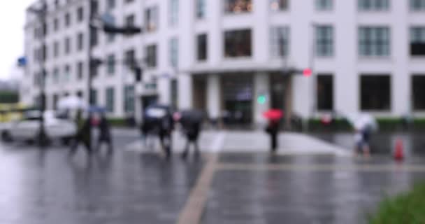 丸の内東京の雨の日に通りを歩く人々 高品質4K映像 千代田区丸の内東京都05 2022 — ストック動画
