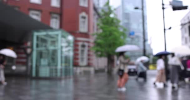 在东京的Marunouchi雨天 人们在街上散步 高质量的4K镜头 Chiyoda District Marunouchi Tokyo Japan 2022 — 图库视频影像