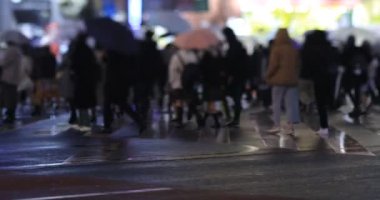 Yağmurlu bir günde, el kamerasıyla insanları dolaştırmak. Shinjuku Bölgesi Tokyo - 01.09.2020: Geçiş yapan insanların bacakları.