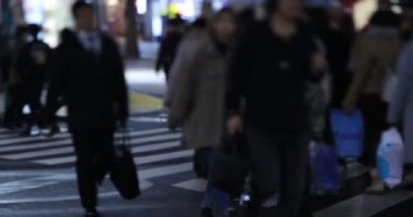 Yağmurlu bir günde, el kamerasıyla insanları dolaştırmak. Shinjuku Bölgesi Tokyo - 01.09.2020: Geçiş yapan insanların bacakları.