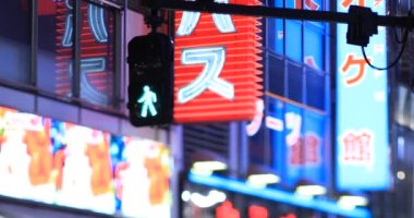 Gece, yağmurlu bir günde trafik ışığı. Shinjuku Bölgesi Tokyo - 01.09.2020: Neon yönetim kurulu metin adı çevirisi .