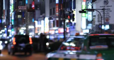 Yağmurlu bir günde arabaları taşımak. Shinjuku bölgesi Tokyo - 01.09.2020