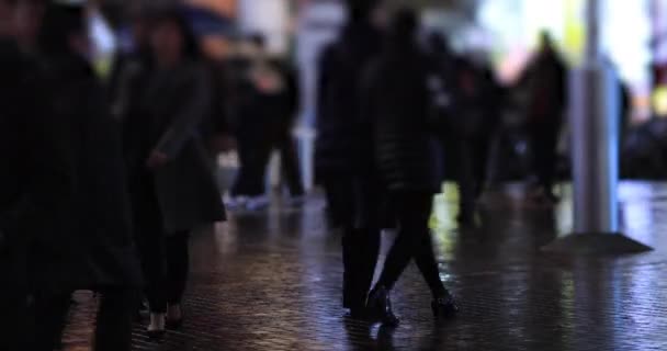 Lopende Mensen Kruising Regenachtige Dag Nachts Shinjuku District Tokyo Japan — Stockvideo