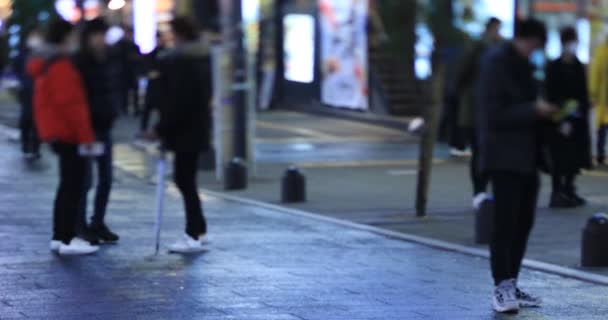 Lopende Mensen Kruising Regenachtige Dag Nachts Handheld Shinjuku District Tokyo — Stockvideo