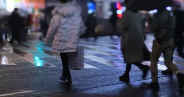 Lopende Mensen Kruising Regenachtige Dag Nachts Handheld Shinjuku District Tokyo — Stockvideo