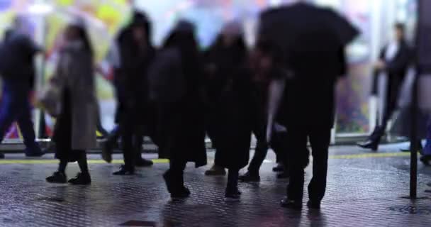 Lopende Mensen Kruising Regenachtige Dag Nachts Shinjuku District Tokyo Japan — Stockvideo