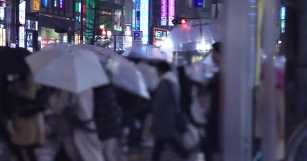 Odprowadzanie Ludzi Skrzyżowaniu Deszczowe Dni Nocy Pod Ręką Shinjuku District — Wideo stockowe