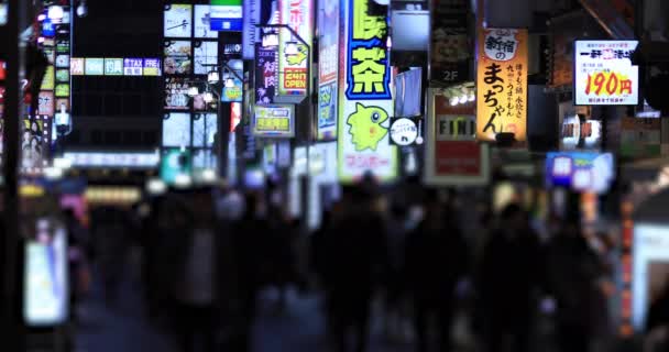 Περπατώντας Ανθρώπους Στο Πέρασμα Βροχερή Μέρα Νύχτα Περιφέρεια Σιντζούκου Τόκιο — Αρχείο Βίντεο