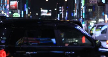 Yağmurlu bir günde arabaları taşımak. Shinjuku bölgesi Tokyo - 01.09.2020