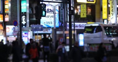 Trafik ışığı ve yağmurlu bir gecede trafik ışıkları. Shinjuku Bölgesi Tokyo - 01.09.2020: Neon yönetim kurulu metin adı çevirisi .