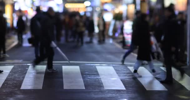 Caminar Gente Cruce Día Lluvioso Por Noche Distrito Shinjuku Tokio — Vídeo de stock