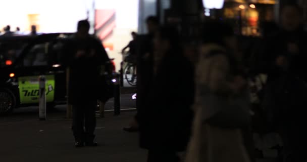 Walking People Neon Town Night Long Shot Minato District Shinbashi — Stockvideo