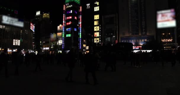 Caminar Gente Ciudad Neón Por Noche Tiro Ancho Distrito Minato — Vídeo de stock