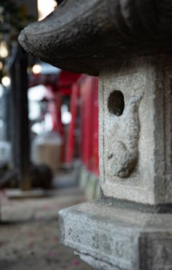 Japon geleneksel tapınağında fener. Shinjuku ilçesi Tokyo Japonya - 01.21.2019 : Geleneksel tapınakta Tourou adında bir Japon feneri. kamera : Canon Eos 5d mark4