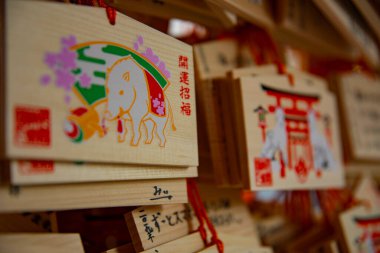 Geleneksel Japon tapınağında adak tabletleri. Shinjuku bölgesi Tokyo Japonya - 01.10.2019: Geleneksel türbede EMA adı verilen adak tableti. Kelime tableti metninin geçişi üzerine çeviri .