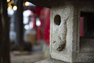 Japon geleneksel tapınağında fener. Shinjuku ilçesi Tokyo Japonya - 01.21.2019 : Geleneksel tapınakta Tourou adında bir Japon feneri. kamera : Canon Eos 5d mark4