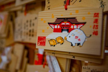 Geleneksel Japon tapınağında adak tabletleri. Shinjuku bölgesi Tokyo Japonya - 01.10.2019: Geleneksel türbede EMA adı verilen adak tableti. Kelime tableti metninin geçişi üzerine çeviri .