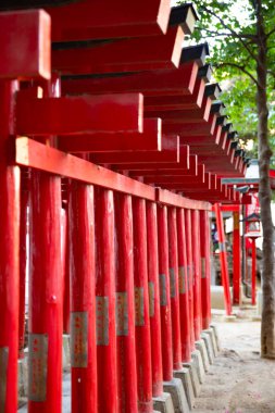 Japon geleneksel tapınağında büyük kapı. Shinjuku ilçesi Tokyo Japonya - 01.21.2019 : Geleneksel türbede Torii adı verilen geleneksel bir kapıdır. kamera : Canon Eos 5d mark4