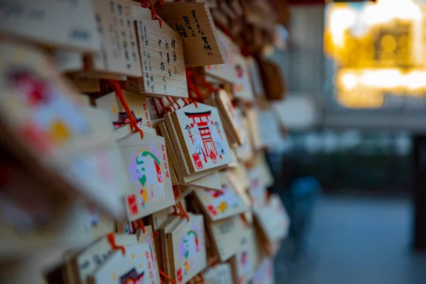 日本の伝統的な神社での車両用タブレット 新宿区東京都 2019 伝統的な神社でEmaと呼ばれる野心的なタブレットです 能動的タブレットテキストの翻訳 Passing — ストック写真
