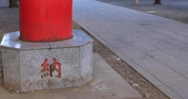 Japon geleneksel tapınağında büyük kapı. Shinjuku ilçesi Tokyo Japonya - 01.21.2019 : Geleneksel türbede Torii adı verilen geleneksel bir kapıdır. kamera : Canon Eos 5d mark4