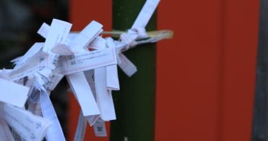 Japon geleneksel tapınağında kahinler. Shinjuku ilçesi Tokyo Japonya - 01.21.2019 : Geleneksel tapınakta Omikuji adında bir Japon kahini. kamera : Canon Eos 5d mark4