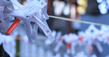 Japon geleneksel tapınağında kahinler. Shinjuku ilçesi Tokyo Japonya - 01.21.2019 : Geleneksel tapınakta Omikuji adında bir Japon kahini. kamera : Canon Eos 5d mark4