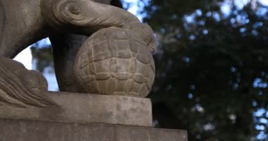 Geleneksel tapınakta heykel koruyucu köpek. Shinjuku ilçesi Tokyo Japonya - 01.21.2019 : Geleneksel türbede eski bir heykeldir. kamera : Canon Eos 5d mark4