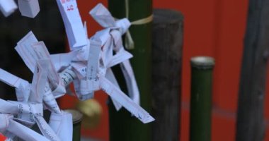 Japon geleneksel tapınağında kahinler. Shinjuku ilçesi Tokyo Japonya - 01.21.2019 : Geleneksel tapınakta Omikuji adında bir Japon kahini. kamera : Canon Eos 5d mark4
